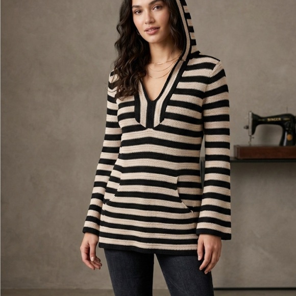 Trina Turk Sweaters - Trina Turk Black and Cream Knit Top
